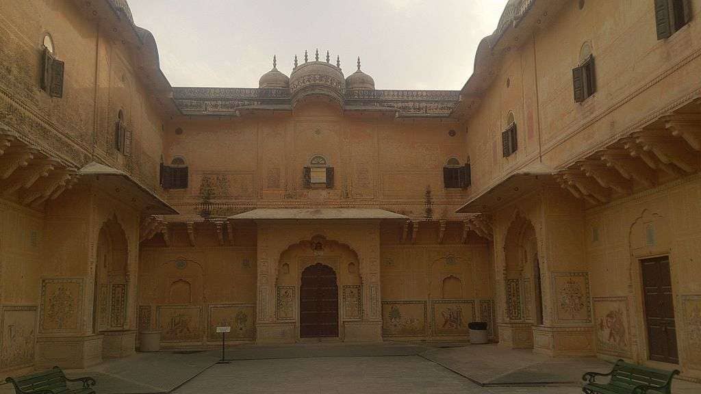 Courtyard_view_of_Mahal_built_-_Nahargarh_Fort,_Jaipur