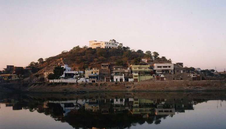 Pichola_Lake,_Udaipur,_Rajasthan,_India