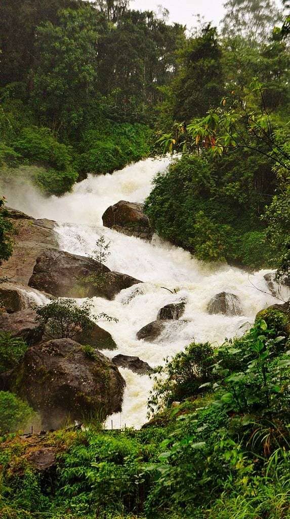 Valara_waterfalls_near_Munnar